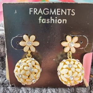 Cream colored daisy earrings